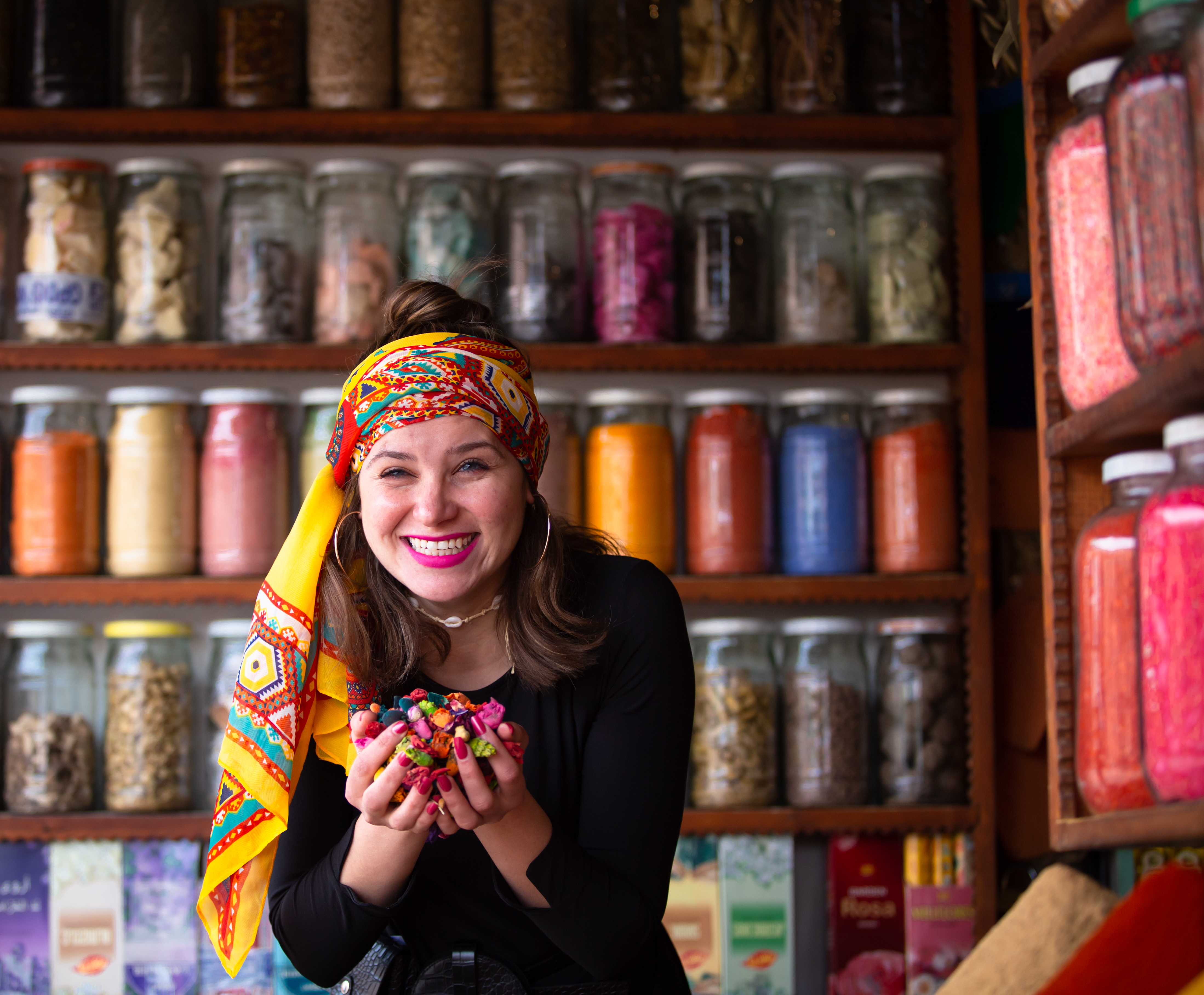 Viajera en un puesto de especias de Marrakech